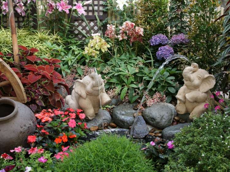 Feng Shui trädgård design fontän-sten-elefant-blommor