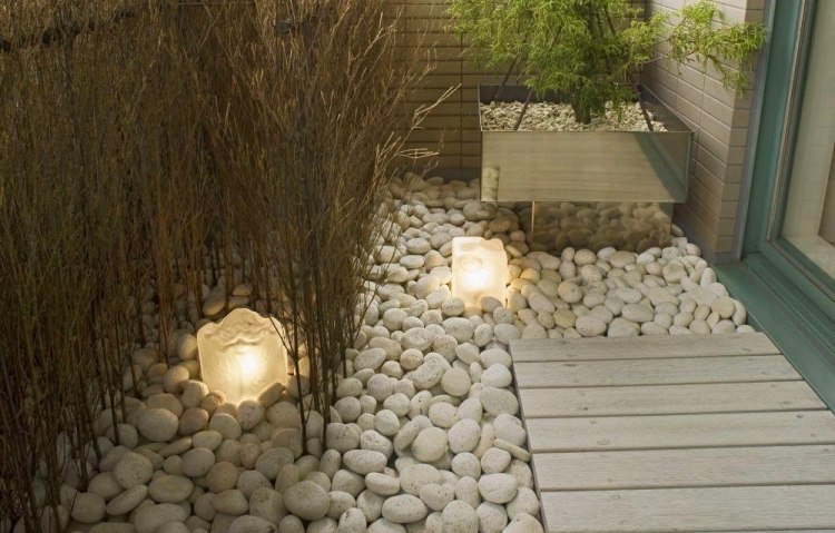 Feng Shui trädgårdsdesign vit-flod-stenar-metall-planter-golvlampor