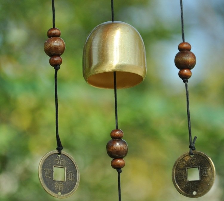 feng-shui-trädgård-design-dekoration-vindsignaler-japanska-mynt
