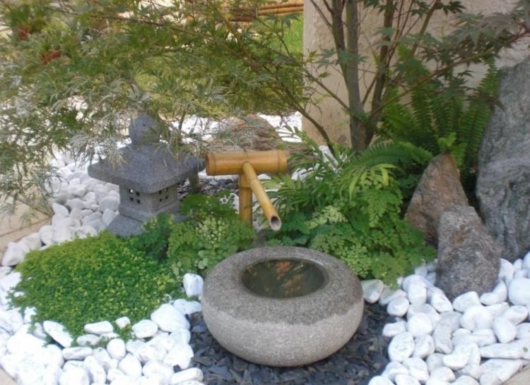 feng-shui-trädgård-design-fontän-sten-bambu-vita-svarta-stenar