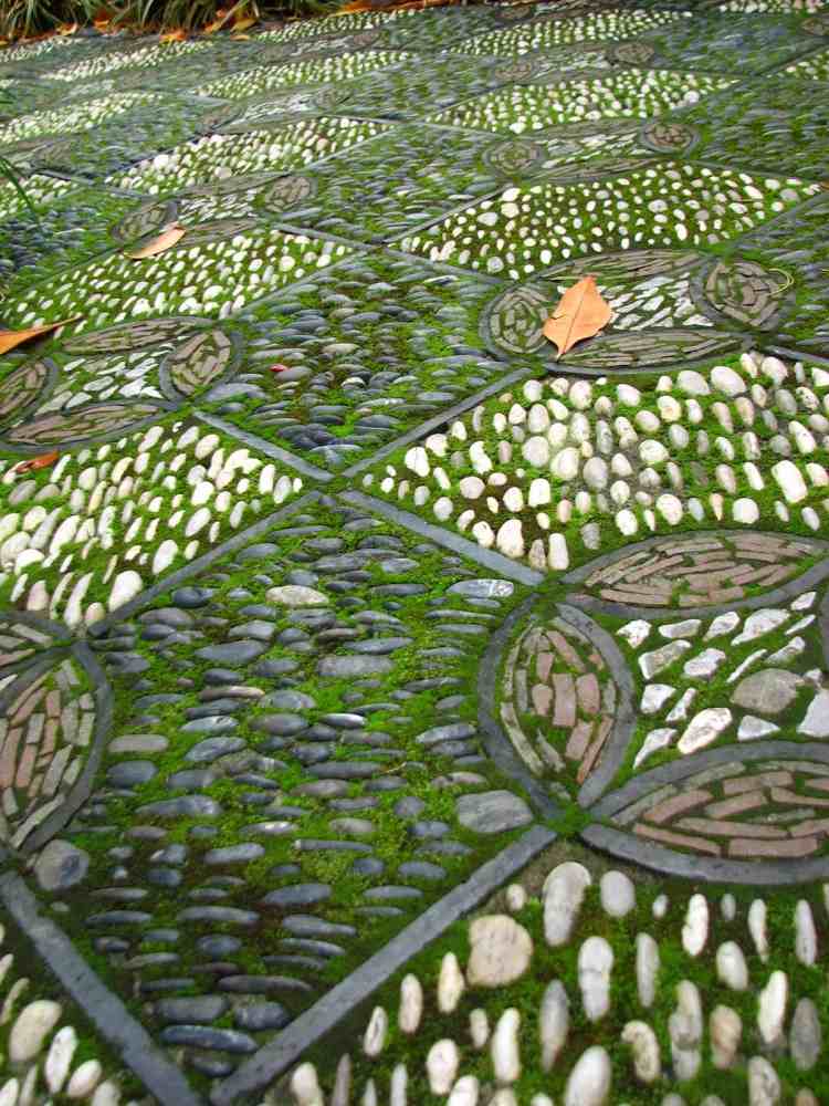 feng-shui-trädgård-design-golv-sten-mosaik-mossa