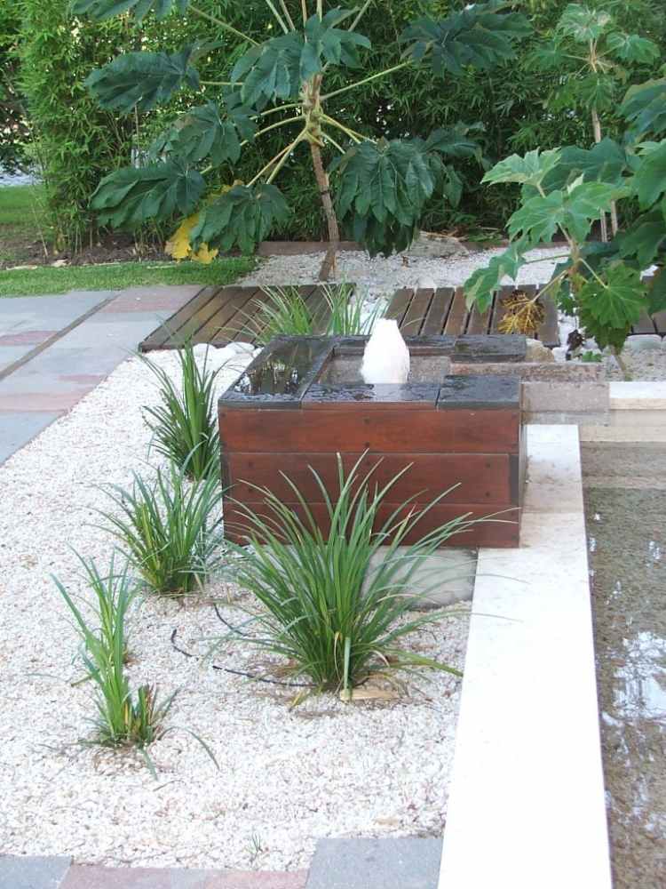 feng-shui-trädgård-design-vatten-funktion-träplankor-vitt-grus-prydnadsgräs