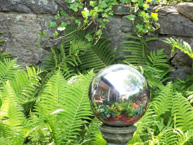 feng-shui-trädgård-idéer-boll-dekoration-speglad yta