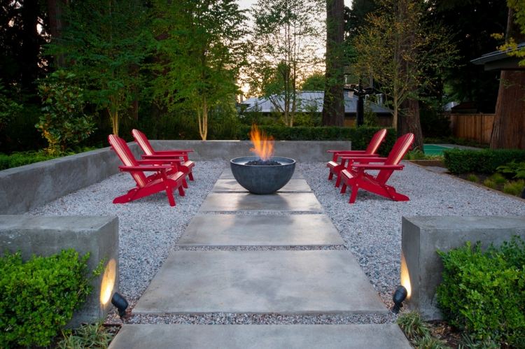 feng-shui-trädgård design-splinter-golv-röd-adirondack-stolar-eldskål