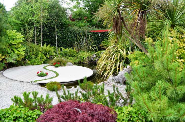 feng-shui-trädgård-vatten-grus-ö-frodig-grönska