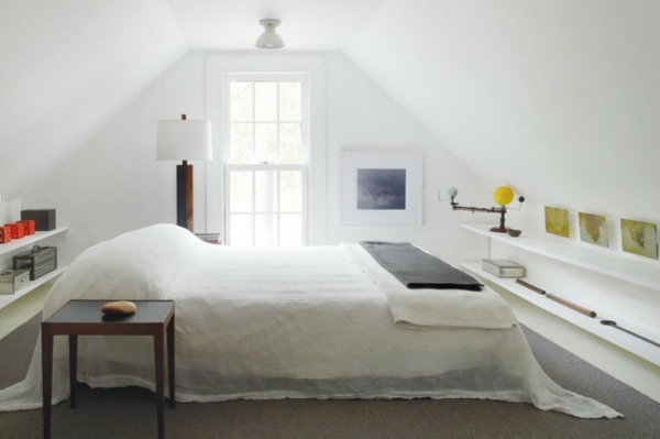 Shui säng sovrum sluttande tak vita väggar