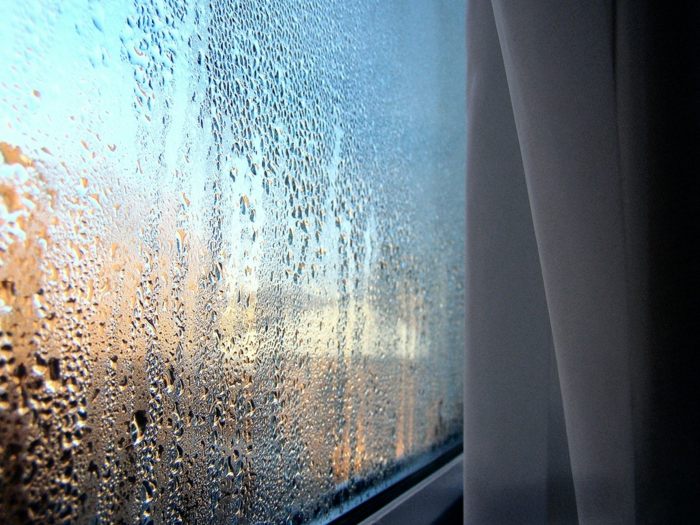 fönsterprofiler kondensvatten inuti gardinfuktighet