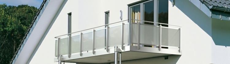 Schüco-tidlös-design-balkong-med-glas