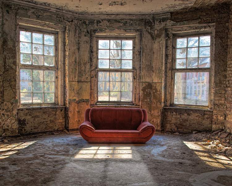 gamla-fönster-gamla-byggnad-röd-soffa