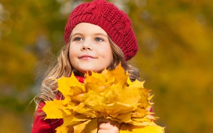 Fönsterbilder för hösten -barn-samlar-lämnar-skog-park-utflykt