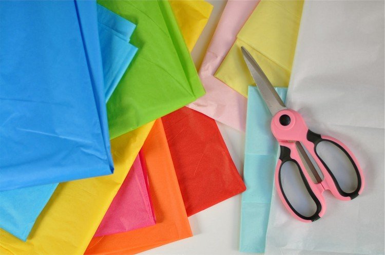 fönster-bilder-påsk-material-färgat-silkespapper