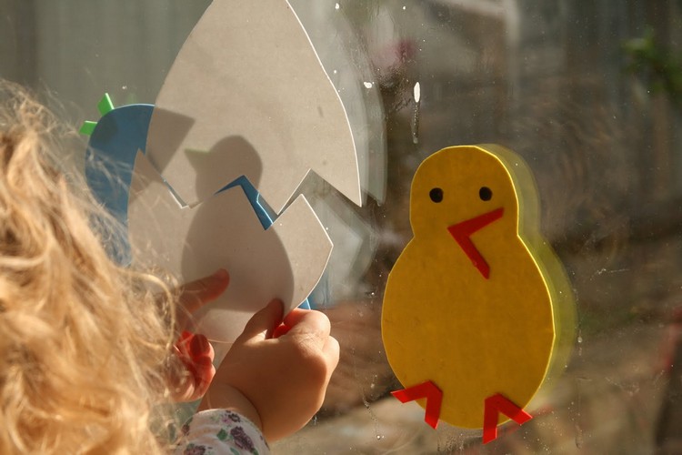 fönster-bilder-påskmotiv-kyckling-ägg-pyssel-barn