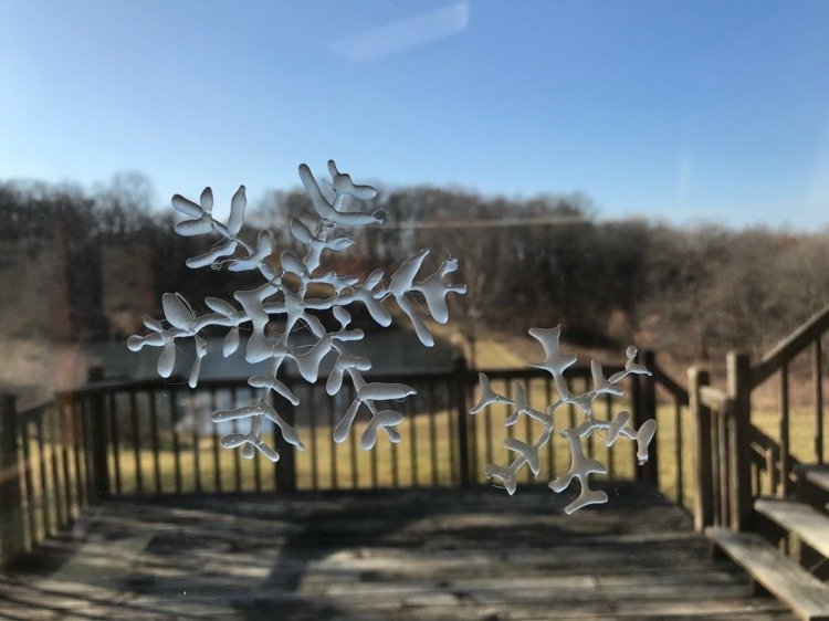 Använd en klar snöflinga av varmt lim eller färgat lim