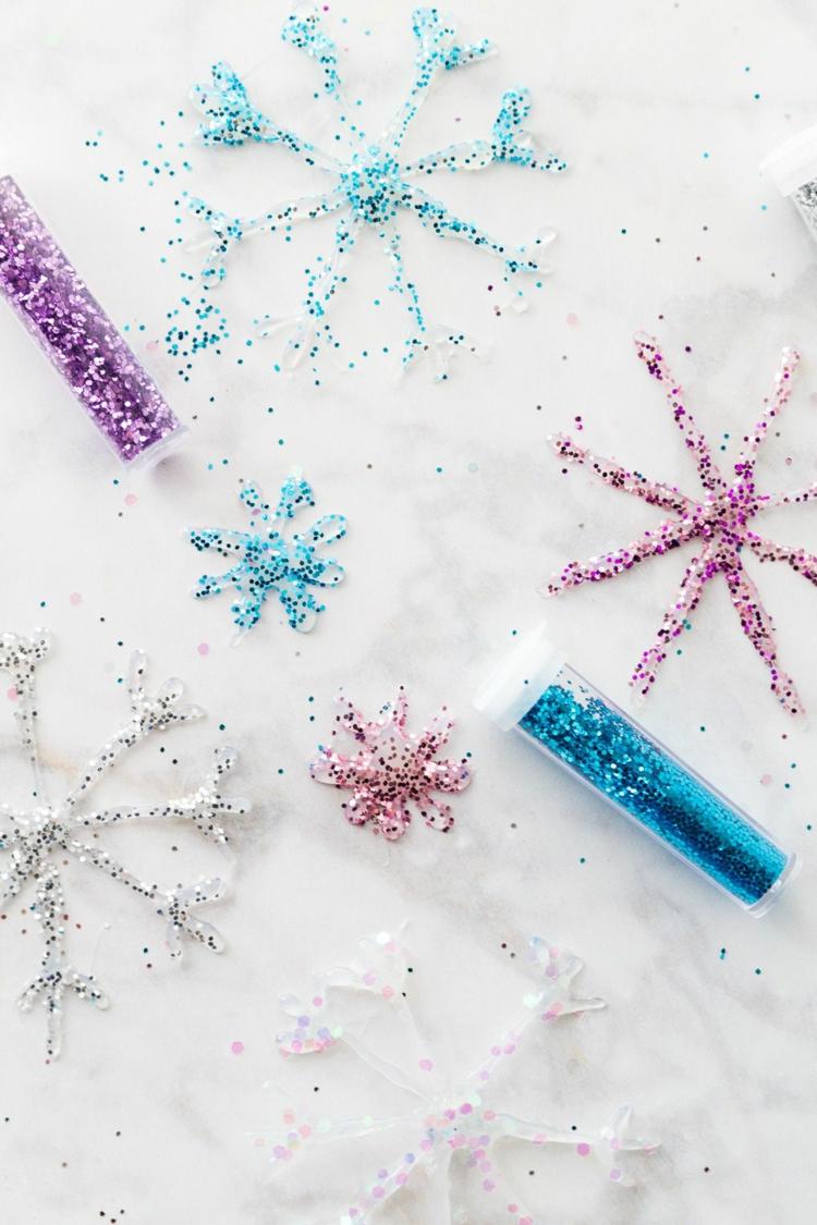 Fönsterbilder till jul - heta lim snöflingor dekorerade med glitter