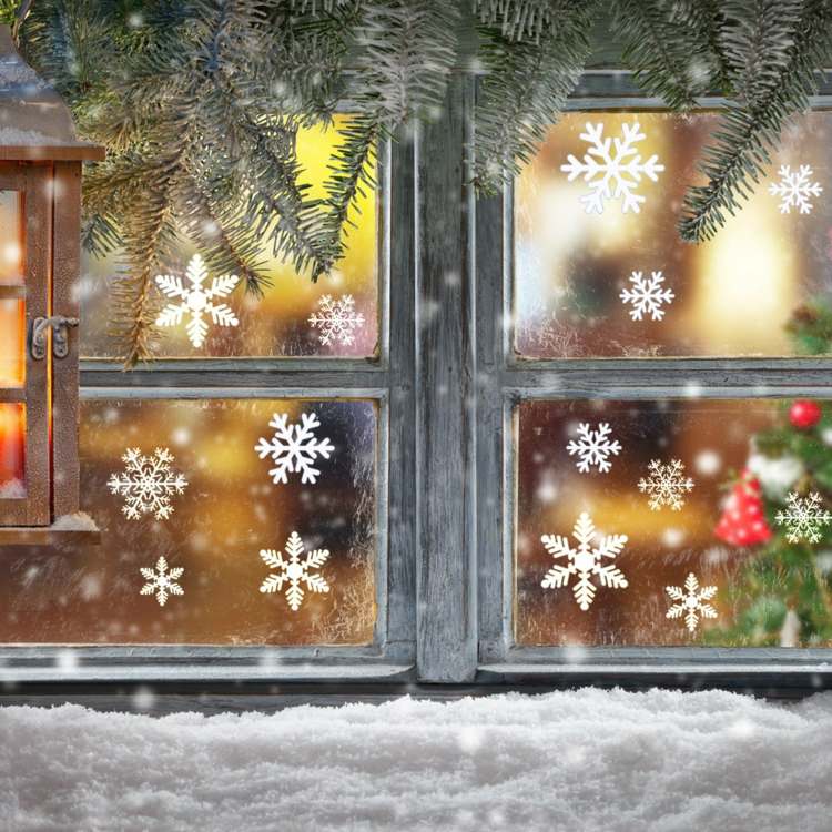 Romantiska fönsterbilder till jul skapar en julig atmosfär - idé med snöflingor
