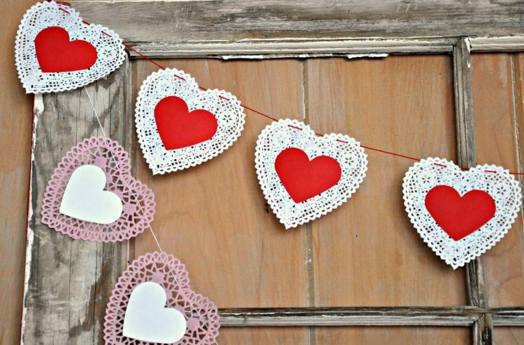 fönsterdekoration-tinker-hjärtan-servett-doilies-papper
