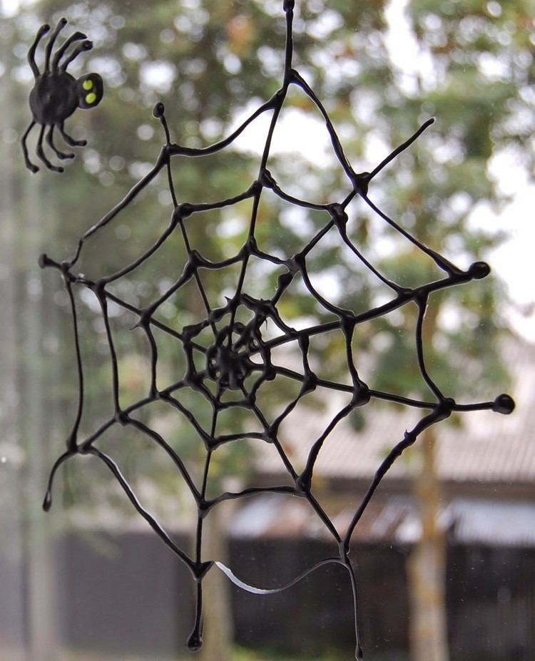 fönster-dekoration-halloween-fönster-bilder-diy-spindel-spindelnät