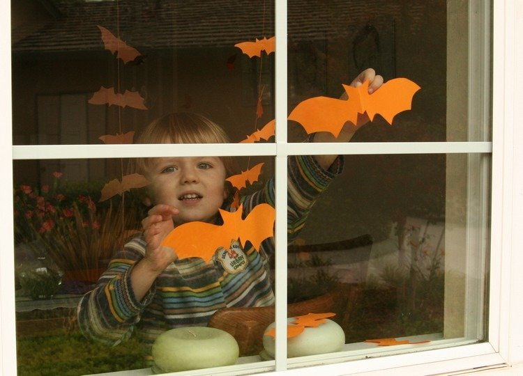 fönster-dekoration-halloween-fönster-bilder-diy-barn-papper-fladdermus-orange