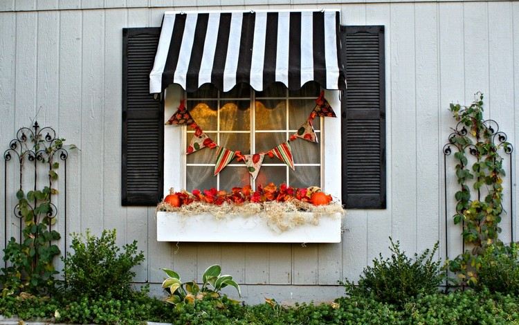 Fönsterdekoration-höst-fönsterbrädan-blomma låda-halm-pumpa-blad-kransar