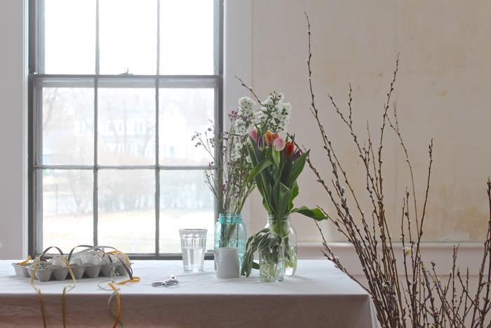 fönsterdekoration-påsk-påsk-dekoration-tinker-blomkruka-äggskal-band
