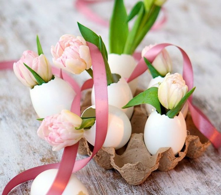 fönsterdekoration-påsk-äggskal-vita-blommor-tulpaner-rosa-band-ägg-kartong-bord