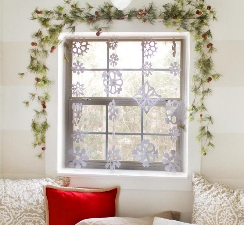 Fönster-dekoration-jul-snöflingor-klipp-ut-papper