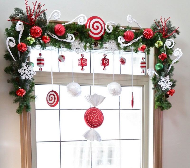 Fönsterdekoration-jul-idéer-krans-tinker-träddekorationer-kottar