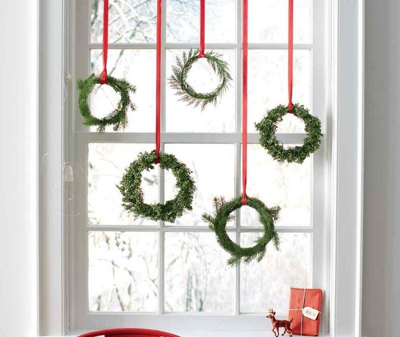 Fönsterdekoration-jul-rund-dörr-krans-vintergröna-grenar