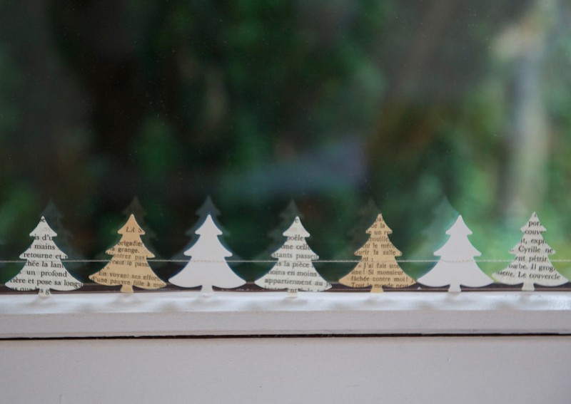 Fönsterdekoration-jul-julgran-siluett-tidningspapper-klipp ut