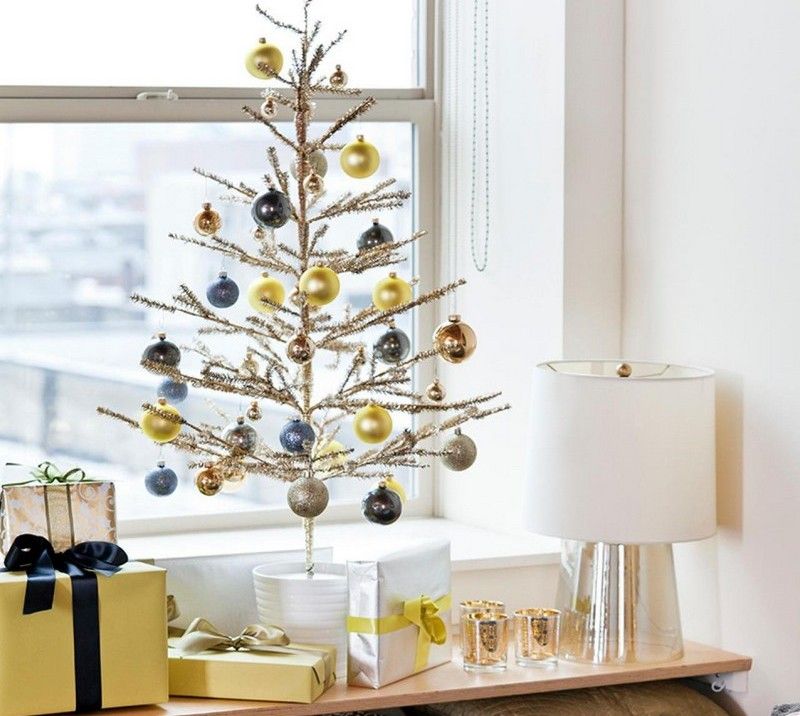 Fönsterdekoration-jul-konst-gran-träd-guld-kulor-presenterar-fönsterbrädan