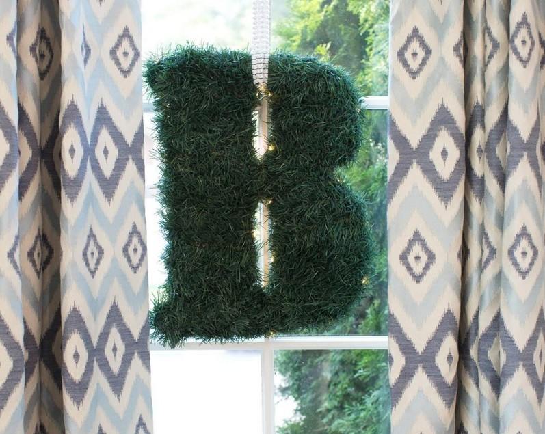 Fönsterdekoration-jul-bokstäver-konstgräs-häng på