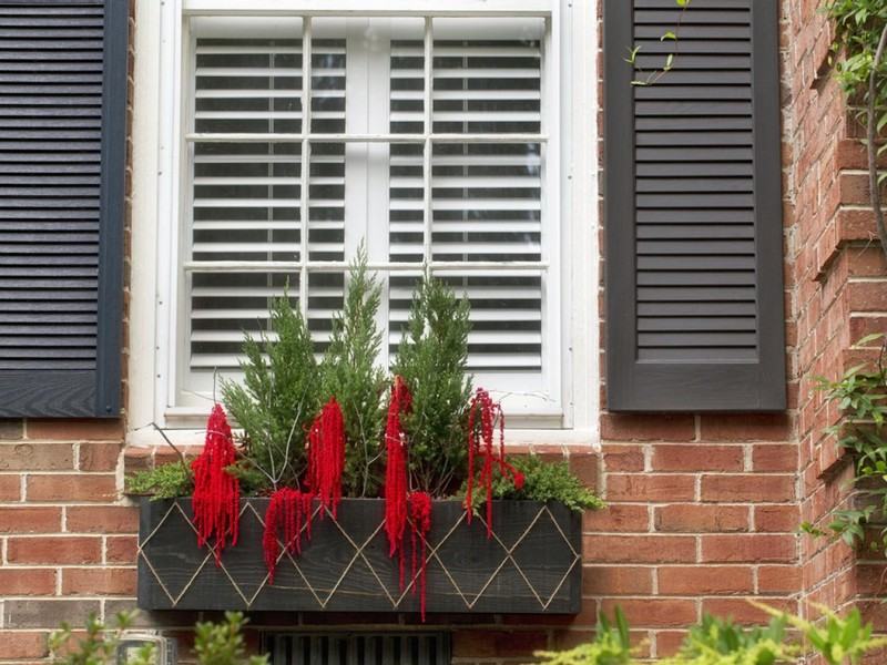 Fönsterdekoration-jul-fönster-blomlåda-garn