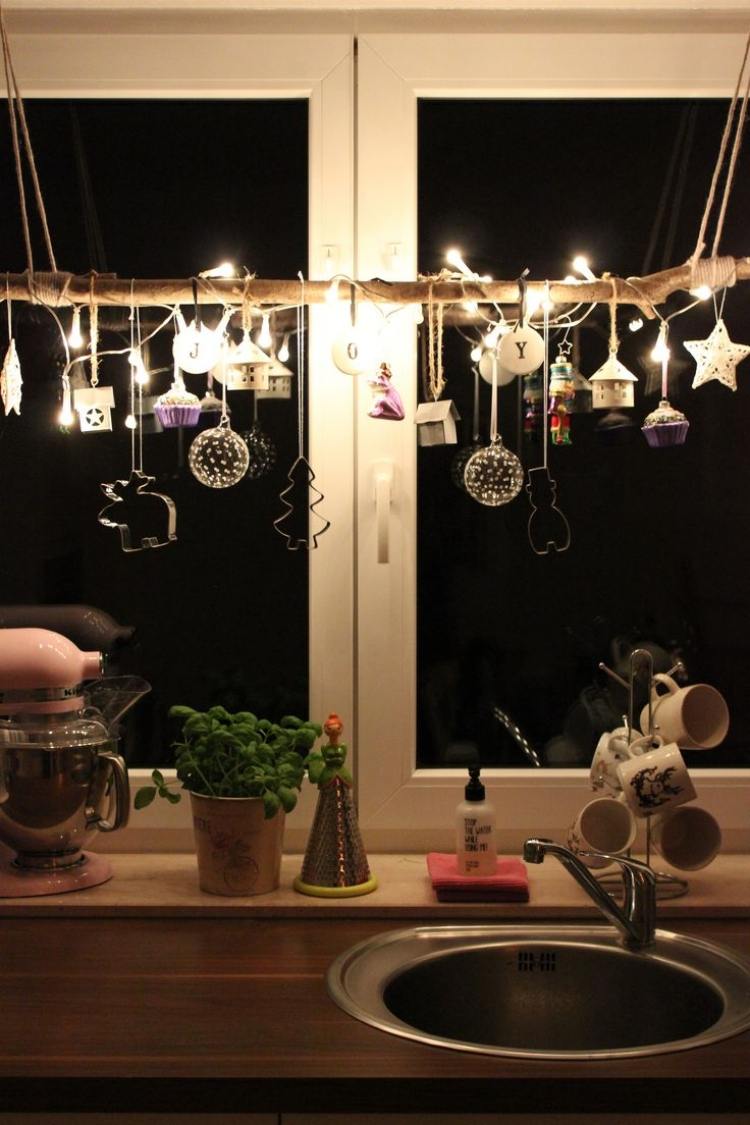 fönsterdekoration-jul-pyssel-idéer-kök-diskbänk-älvlampor-prydnads-gren