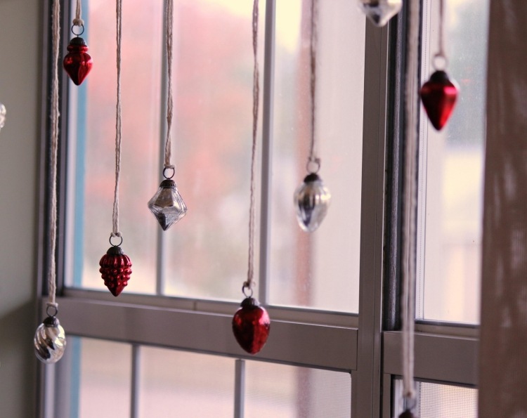 fönsterdekoration-jul-tinker-idéer-jul-dekorationer-silver-röd-deco