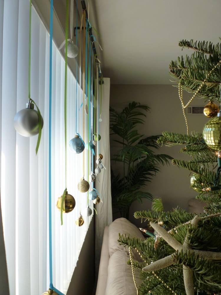 fönsterdekoration-jul-tinker-idéer-guld-blå-grön-dekoration-julbollar
