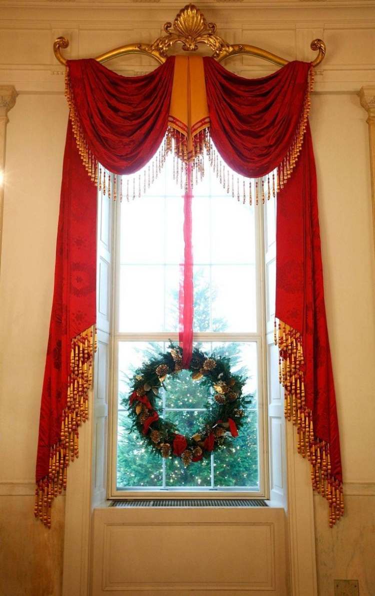 fönsterdekoration-jul-tinker-idéer-fönsterruta-gardiner-guld-accenter-krans