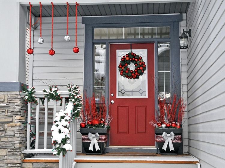 fönsterdekoration-jul-tinker-idéer-hus-dörr-jul-bollar-dörr-krans-banister-deco