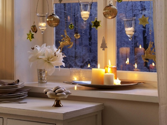 idéer-fönster-dekoration-för-jul-ljus-och-hängande-ornament