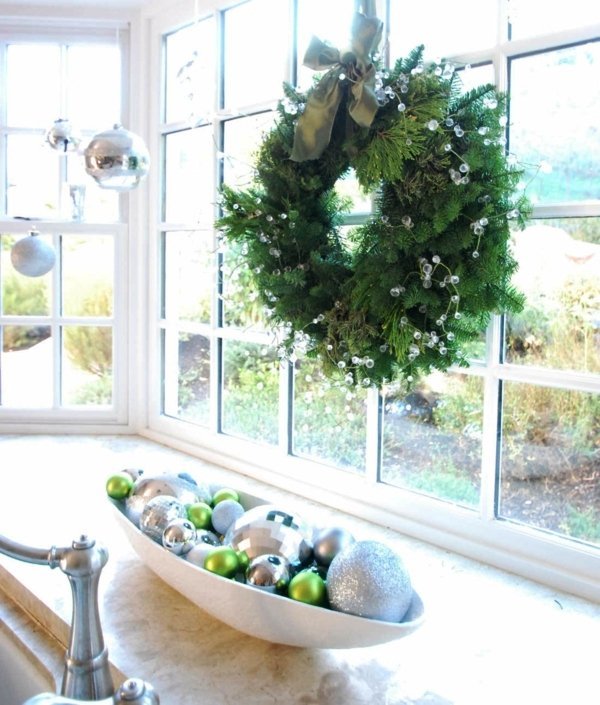 idéer-fönster-dekoration-för-jul-krans-jul-bollar-skål