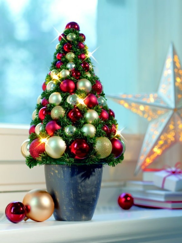idéer-fönster-dekoration-för-jul-konstgjorda-jul-träd-från-bollar