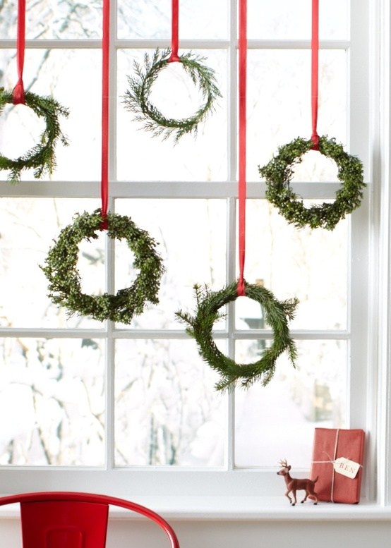 DIY-idéer-fönster-dekoration-till-jul-kransar