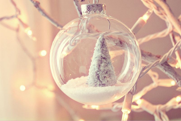 Fönster-dekoration-till-jul-jul-bollar-små-planta-in