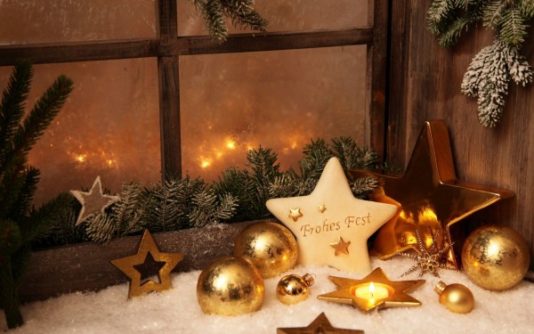 Fönster-dekoration-till-jul-guld-stjärna-ljus