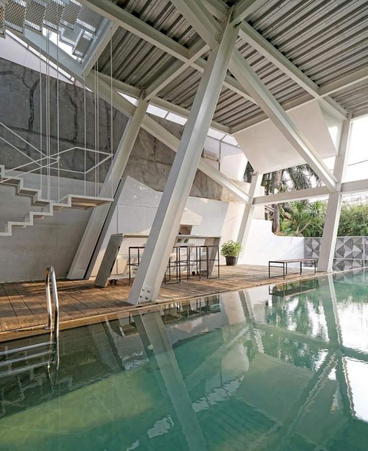 fönsterfronter-metall-trappor-poolområde-stålbalk-modernt-tak