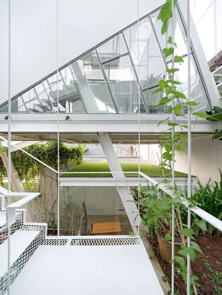 fönsterfronter-metall-trappor-grönska-interiör-växter-trädgård