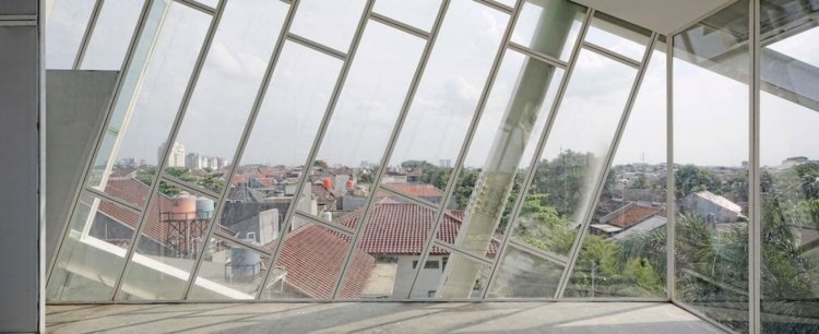 fönsterfronter-metall-trappor-utsikt-indonesien-semester-villa