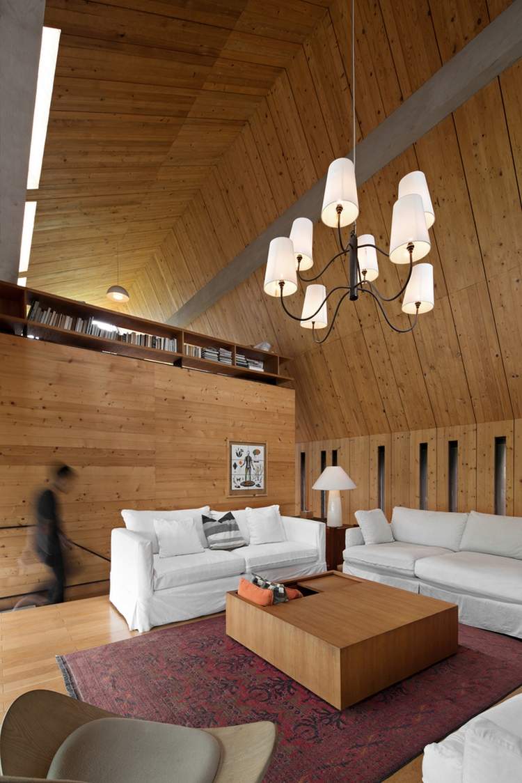 fritidshus gjord av trä skog perfekt tillflykt helg hus träpanel interiör ljuskrona möbler soffa