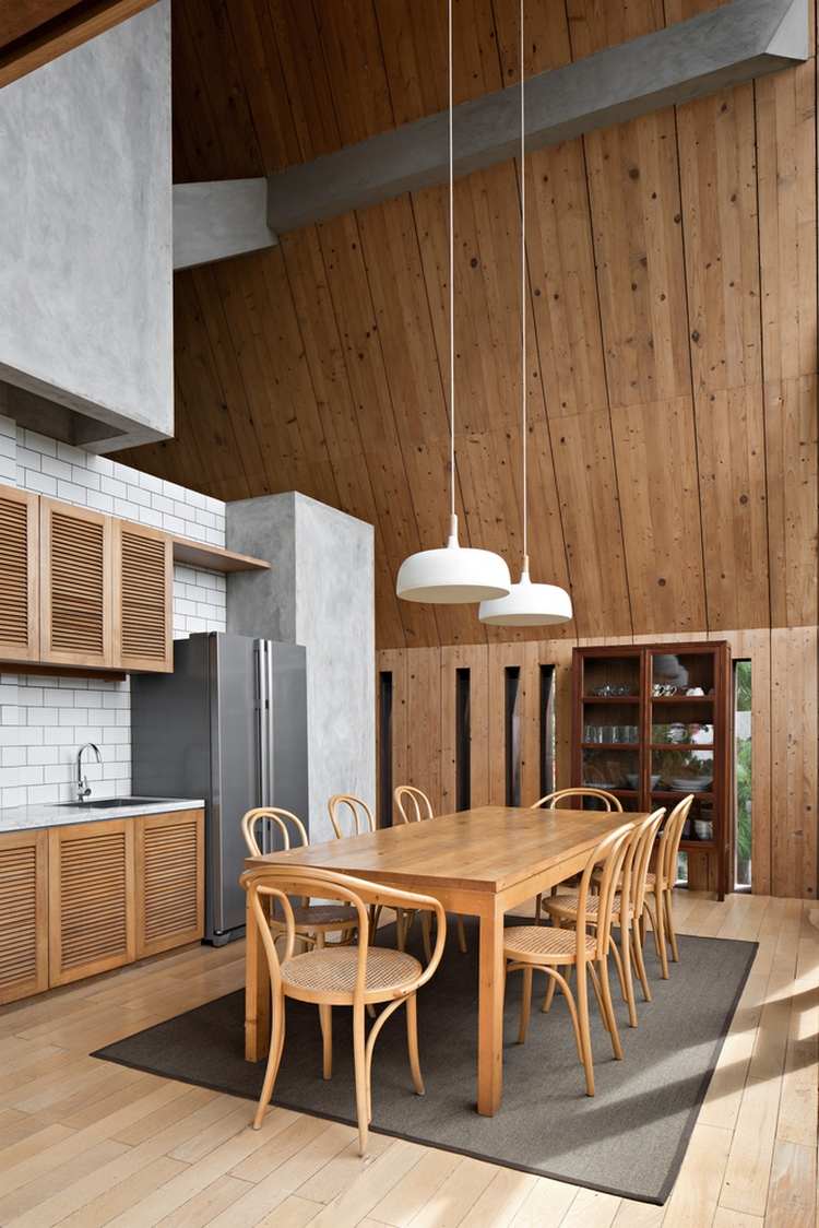 fritidshus av träskog perfekt tillflyktsweekend hus träpanel interiör hängande lampa kök matbord stolar