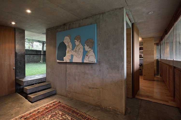fritidshus av träskog perfekt tillflyktsweekend hus träpanel betong trappor målning orientalisk matta innergård