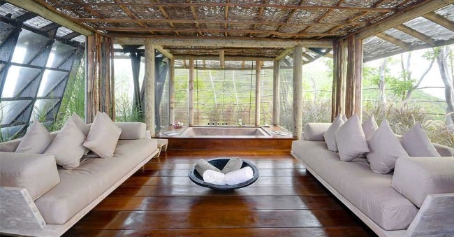 täckt terrass trägolv soffa slappna av opiumvilla